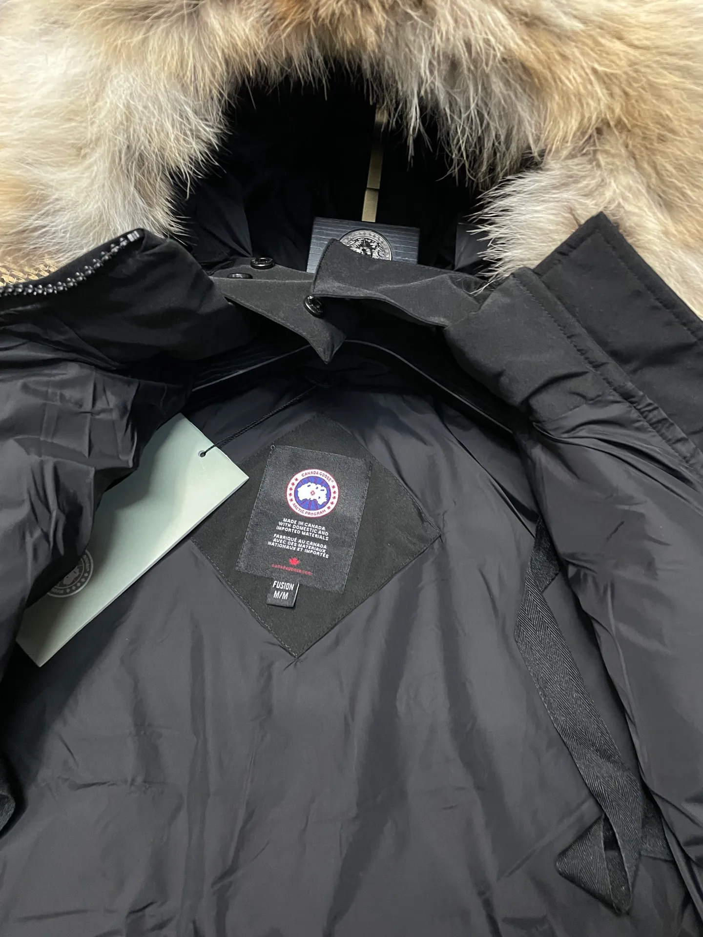 P880 black Canadian CANADA GOOES 04 model/women's model. The Arctic and Antarctic scientific expedition teams and others choose Canada Goose as their cold-proof equipment. They are the Rolls-Royce of down jackets.  ➖ Industry-leading anti-counterfeiting chip sensing.  ➖ Imported Behringer embroidery machines and customized embroidery labels, the highest level and industry leading.  ➖ Imported Korean 21-count polyester-cotton blended original fabric, TC85 waterproof coated fabric, water-repellent, windproof and wear-resistant.  ➖ The new national standard 80 white duck down is filled with an average of 520 grams of down. The amount of down filled is industry-leading.  ➖ 100% nylon lining with double double-layer sealing design to prevent velvet running, and seamless thread design on the cuffs!  ➖ Western Canadian Green Wolf Collar.  ➖ Yoshida YKK provides original factory-customized electroplated sliders. YKK two-way lockable zippers are tight and smooth and do not peel off paint.  ➖ 3M composite Velcro is durable and the accessories and hardware are all custom-made. Only for the purest goose, the most dedicated, the most professional, the highest quality, the highest cost performance!    SIZE:XS-XXL